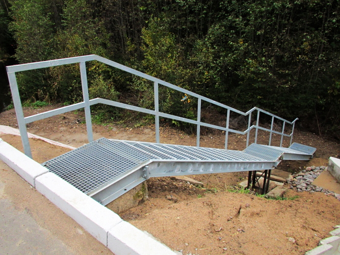 металлическая лестница на склоне